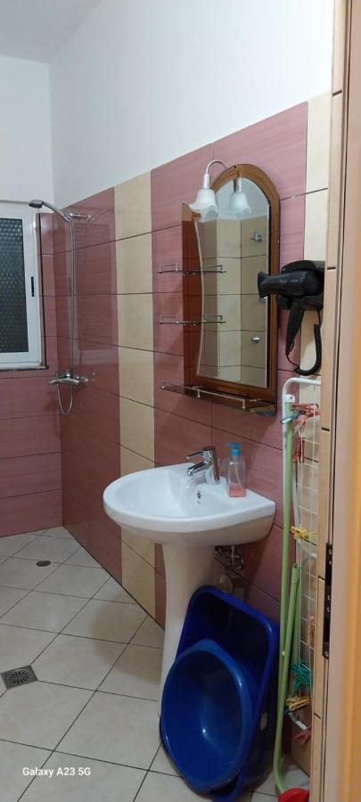 Collaku Apartment'S Vlorë Buitenkant foto
